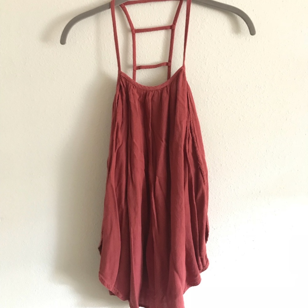 Flowy tank top with a cross cross backing